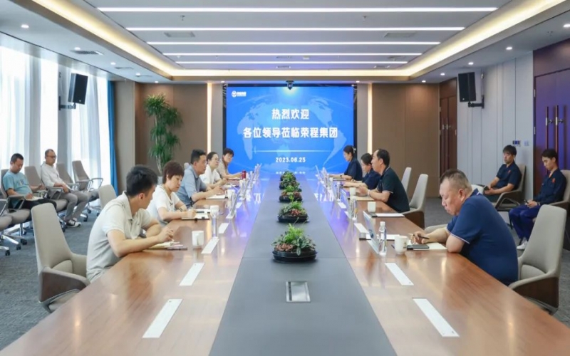津南區(qū)副區(qū)長薛彤一行到訪榮程集團(tuán)就企業(yè)生產(chǎn)運(yùn)行、科技攻關(guān)等調(diào)研服務(wù)