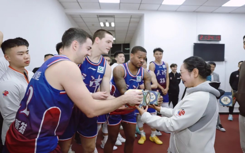 天津先行者兩連勝！張榮華主席給球員送上一份“特殊”禮物