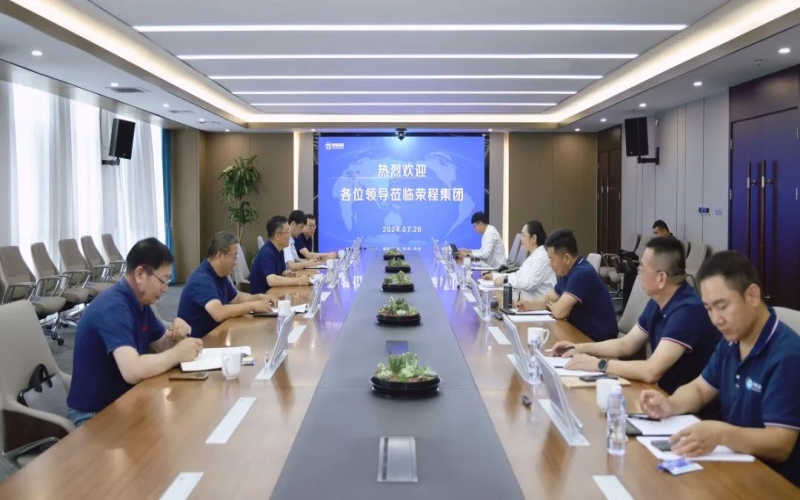 張榮華主席與北奔重型汽車集團黨委書記、董事長何清一行座談交流