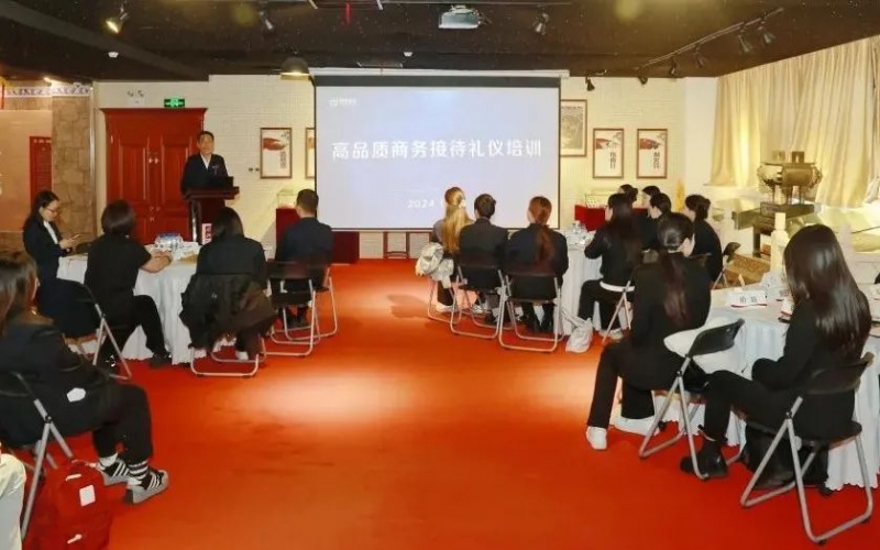 內(nèi)外兼修鑄卓越 以禮領(lǐng)航展宏圖 榮程集團商務(wù)禮儀系統(tǒng)培訓啟動