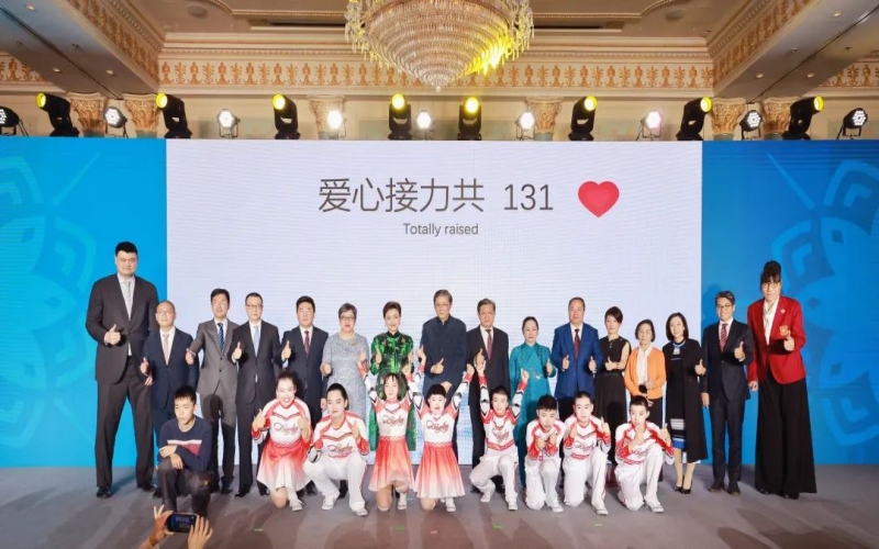 群星熠熠 為愛接力 融合慈善晚宴在津舉行  榮程集團(tuán)董事會(huì)主席張榮華、總裁張君婷出席