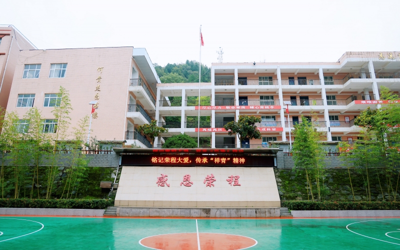 十七年深情伴成長，十五載回訪續(xù)華章 —— 榮程集團(tuán)董事會主席張榮華一行回訪略陽榮程中學(xué)